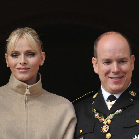 Encore une frange Bardot et une coiffure de cérémonie tirée en arrière. Sobriété et élégance pour cette apparition de Charlène, aux côtés d'Albert, lors de la fête nationale, novembre 2011. Photo by Christophe Guibbaud/ABACAPRESS.COM