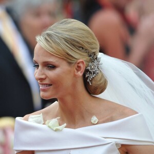 Vue de face, on note bien le volume sur le haut de la tête de la princesse le jour de son mariage avec Albert, le 2 juillet 2011 à Monaco. Photo by Thierry Orban/ABACAPRESS.COM