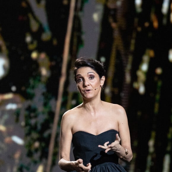 "Parce qu'elle est très belle et je l'ai vue quand même être mal dans sa peau. Je me suis dit ok, c'est inhérent à l'adolescence. Donc ça aide à comprendre beaucoup de choses."
Florence Foresti, maitresse de cérémonie lors de la 45e cérémonie des César à la salle Pleyel à Paris le 28 février 2020 © Olivier Borde / Dominique Jacovides / Bestimage