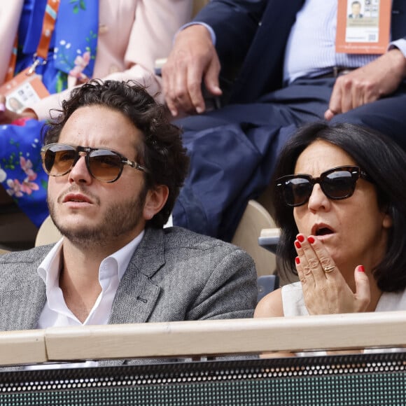 Florence Foresti et son compagnon Alexandre Kominek dans les tribunes lors des Internationaux de France de Tennis de Roland Garros 2022 à Paris le 29 mai 2022. © Cyril Moreau/Bestimage