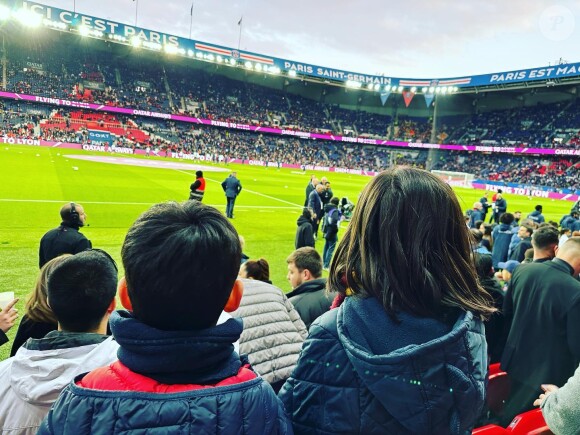 Abbie et Peter, les enfants de Faustine Bollaert et Maxime Chattam, au Parc des Princes