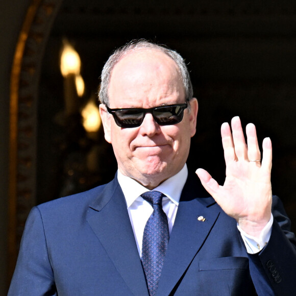 Le prince Albert II de Monaco et son épouse la princesse Charlene au balcon du palais lors de la célébration de la Sainte Dévote à Monaco, sainte patronne de Monaco, le 27 janvier 2024. © Bruno Bebert / Bestimage 