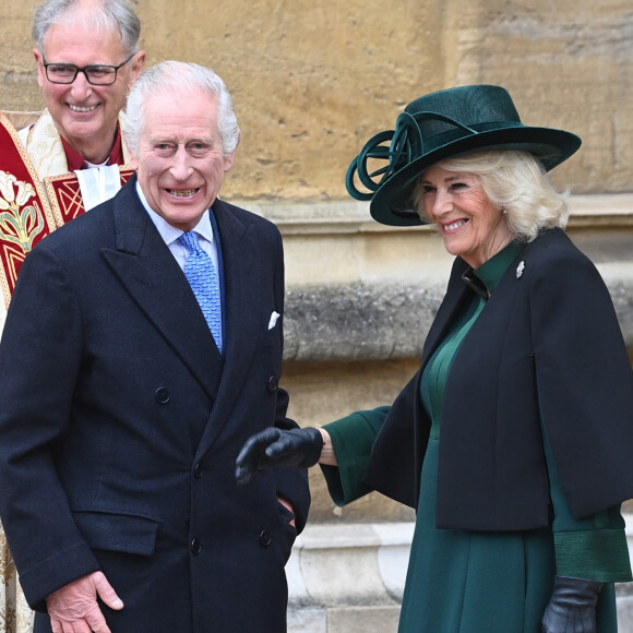 Vêtu d'un pardessus sombre, le souverain de 75 ans est apparu souriant, saluant le public de la main, à sa descente de voiture avec son épouse la reine Camilla , devant l'édifice religieux situé dans l'enceinte du château de Windsor, à une quarantaine de kilomètres de la capitale britannique.
Le roi Charles III d'Angleterre et Camilla Parker Bowles, reine consort d'Angleterre - Les membres de la famille royale britannique arrivent à la chapelle Saint-George pour assister à la messe de Pâques. Windsor, le 31 mars 2024. 