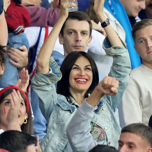 La chanteuse et comédienne aime le ballon oval
Helena Noguerra dans les tribunes lors du match de Poule A de la Coupe du Monde de Rugby France 2023 entre la France et l'Uruguay (27-12) au stade Pierre-Mauroy à Lille le 14 septembre 2023. © Cyril Moreau-Dominique Jacovides/Bestimage