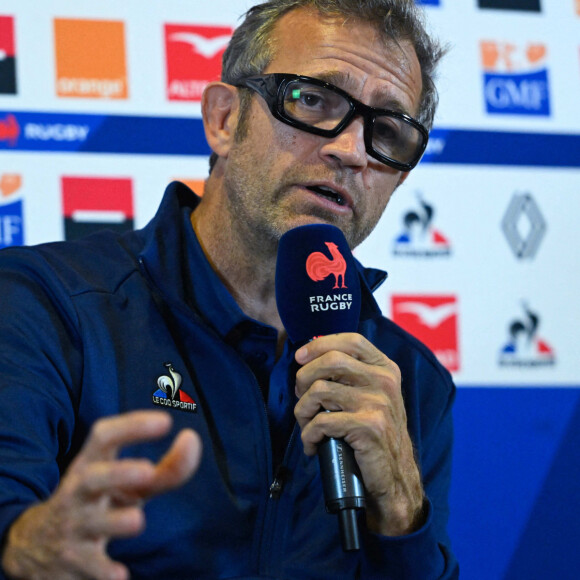 Le sélectionneur de l'équipe de France de rugby Fabien Galthié lors de sa conférence de presse très attendue après l’élimination du XV de France en quarts de finale de Coupe du monde face à l’Afrique du Sud, à Paris, France, le 8 novembre 2023. © Federico Pestellini/Panoramic/Bestimage  French rugby coach Fabien Galthié during his highly anticipated press conference after the elimination of the XV of France in the quarter-finals of the World Cup against South Africa, in Paris, France, on November 8, 2023. 