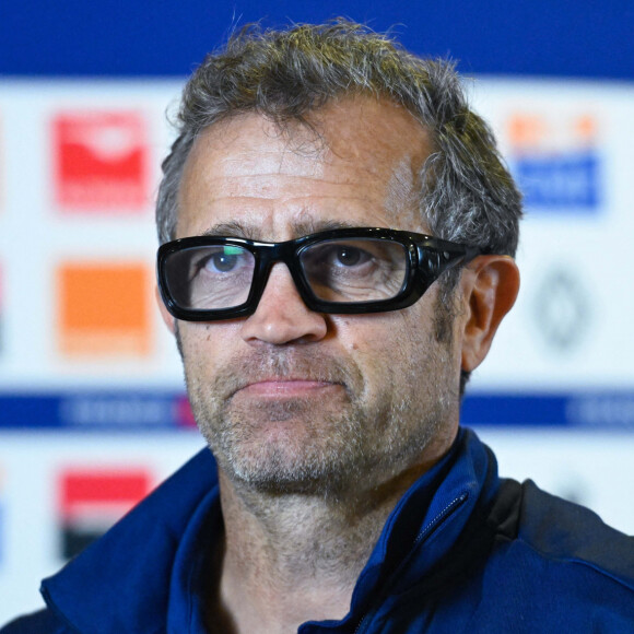 Le sélectionneur de l'équipe de France de rugby Fabien Galthié lors de sa conférence de presse très attendue après l’élimination du XV de France en quarts de finale de Coupe du monde face à l’Afrique du Sud, à Paris, France, le 8 novembre 2023. © Federico Pestellini/Panoramic/Bestimage  French rugby coach Fabien Galthié during his highly anticipated press conference after the elimination of the XV of France in the quarter-finals of the World Cup against South Africa, in Paris, France, on November 8, 2023. 