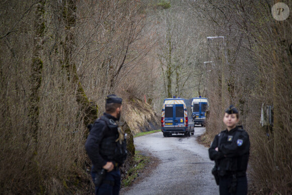 Route menant au Vernet bloquée par les gendarmes après la découverte d'ossements du petit Emile. @ Thibaut Durand/ABACAPRESS.COM