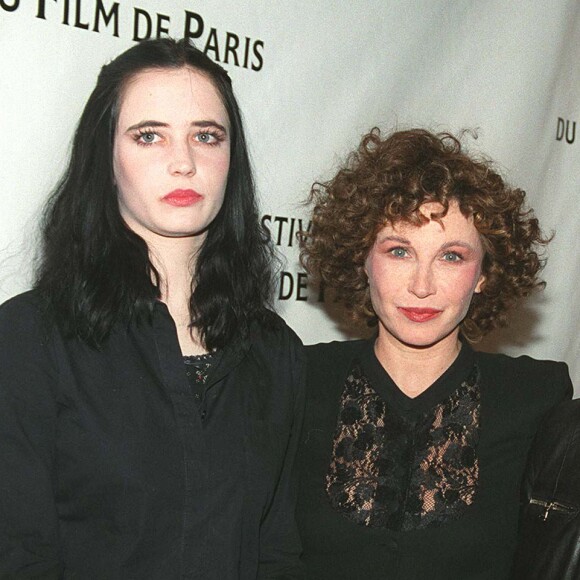 Elle ne brille pas que sur grand écran, mais aussi en librairie.
Hommage à Marlène Jobert à l'occasion de ses trente ans de carrière en présence de sa fille Eva Green et de sa nièce Elsa.