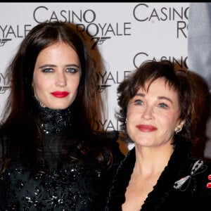 Eva Green et sa mère Marlène Jobert - Première du film "Casino Royale" au Grand Rex de Paris.