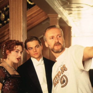 "Parce que, selon moi, un happy end aurait manqué de respect à la tragédie de l'évènement. Pourtant, quand à la fin Rose rêve ou meurt, ils sont réunis."
Images du film "Titanic" de James Cameron.
