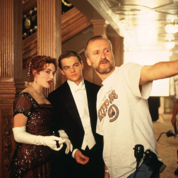 "Parce que, selon moi, un happy end aurait manqué de respect à la tragédie de l'évènement. Pourtant, quand à la fin Rose rêve ou meurt, ils sont réunis."
Images du film "Titanic" de James Cameron.