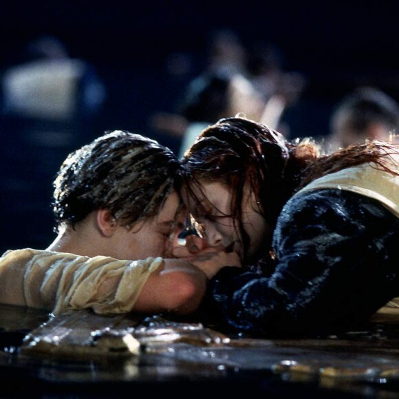 "Je voulais offrir le plus de réalisme possible aux spectateurs, surtout pour la séquence où le paquebot sombre. Les gens me demandent souvent 'Pourquoi Jack doit-il mourir à la fin ?'."
Images du film "Titanic" de James Cameron.
