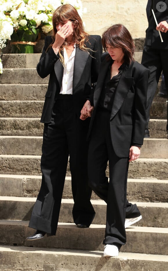 Lou Doillon et Charlotte Gainsbourg - Sorties des obsèques de Jane Birkin en l'église Saint-Roch à Paris. Le 24 juillet 2023 © Jonathan Rebboah / Panoramic / Bestimage 