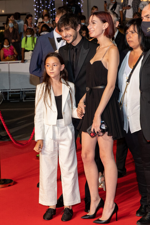 Alice, Ben et Joe Attal (les enfants de Charlotte Gainsbourg) à la montée des marches du film Jane par Charlotte lors du 74ème Festival International du Film de Cannes le 7 juillet 2021 © Borde-Jacovides-Moreau / Bestimage