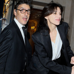 Plus précisément, c'est la médiatisation autour de ces 2 drames qu'elle a vécue différement.
Yvan Attal et sa compagne Charlotte Gainsbourg - 10e édition du "Global Gift Gala 2022" au Four Seasons Hotel George V à Paris. © Christophe Clovis / Bestimage