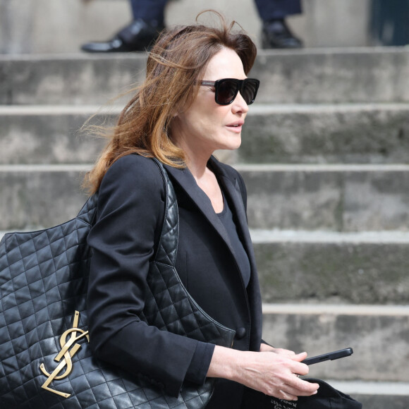 Carla Bruni était venue soutenir Maïwenn pendant les obsèques de Jean-Yves Le Fur. 
Carla Bruni - Arrivées aux obsèques de Jean-Yves Le Fur en l'église Saint-Roch à Paris. © Jacovides / Moreau / Bestimage 