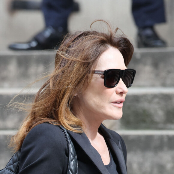 Carla Bruni - Arrivées aux obsèques de Jean-Yves Le Fur en l'église Saint-Roch à Paris, le 6 avril 2024. © Jacovides / Moreau / Bestimage 