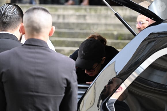 Nicolas Duvauchelle et sa fiancée Chloée Roy - Arrivées aux obsèques de Jean-Yves Le Fur en l'église Saint-Roch à Paris, le 6 avril 2024. 