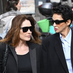Carla Bruni et Farida Khelfa - Arrivées aux obsèques de Jean-Yves Le Fur en l'église Saint-Roch à Paris, le 6 avril 2024. 