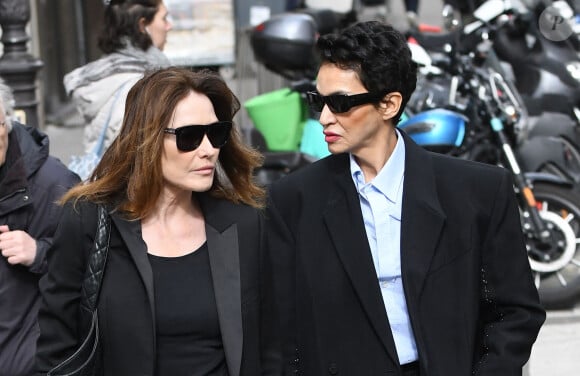 Carla Bruni et Farida Khelfa - Arrivées aux obsèques de Jean-Yves Le Fur en l'église Saint-Roch à Paris, le 6 avril 2024. 