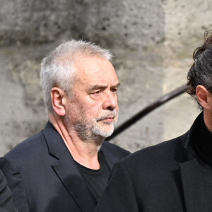 Heureusement pour elle, Luc Besson, son premier époux, était également présent.
Luc Besson - Arrivées aux obsèques de Jean-Yves Le Fur en l'église Saint-Roch à Paris, le 6 avril 2024. 