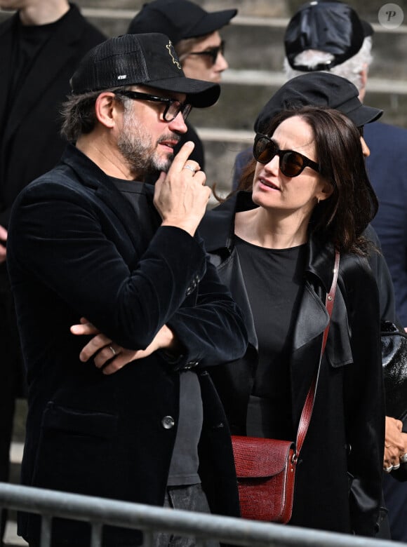 Vincent Pérez - venue avec sa femme Karine Silla ainsi que Marie Gillain ont également fait le déplacement
Vincent Perez, Marie Gillain - Arrivées aux obsèques de Jean-Yves Le Fur en l'église Saint-Roch à Paris, le 6 avril 2024. 