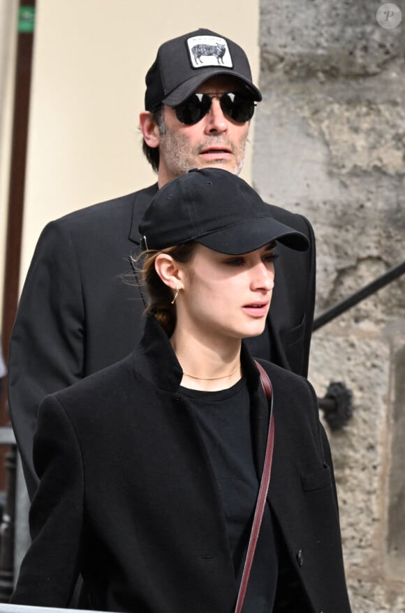 Anthony Delon et sa fille Liv - Arrivées aux obsèques de Jean-Yves Le Fur en l'église Saint-Roch à Paris, le 6 avril 2024. 