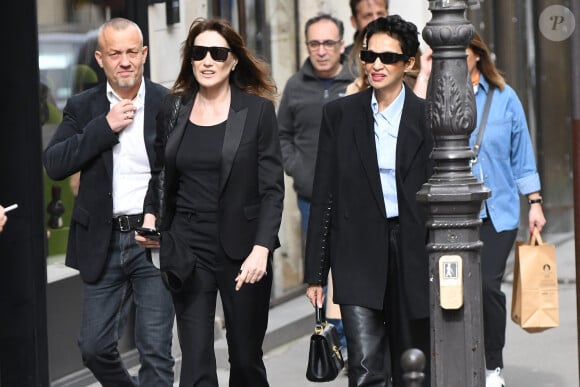 Carla Bruni et Farida Khelfa - Arrivées aux obsèques de Jean-Yves Le Fur en l'église Saint-Roch à Paris, le 6 avril 2024. 