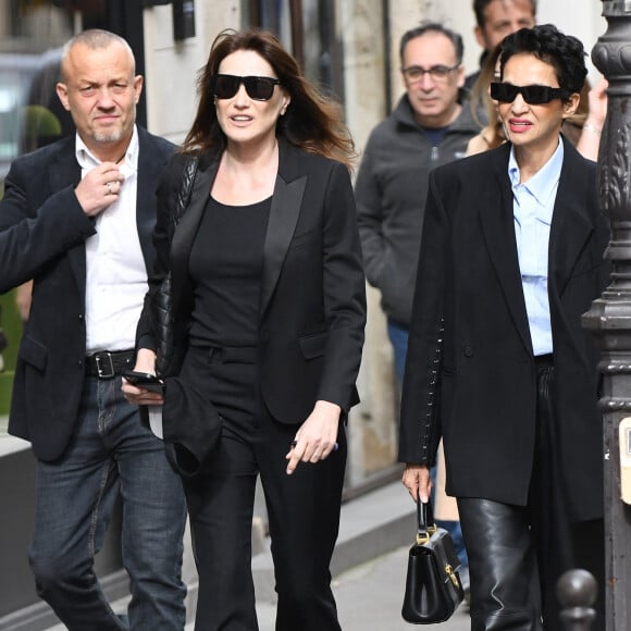 Carla Bruni et Farida Khelfa - Arrivées aux obsèques de Jean-Yves Le Fur en l'église Saint-Roch à Paris, le 6 avril 2024. 