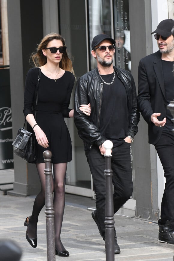 Nicolas Duvauchelle et sa compagne Chloé Roy - Arrivées aux obsèques de Jean-Yves Le Fur en l'église Saint-Roch à Paris, le 6 avril 2024. 