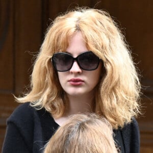 Karen Mulder et sa fille Anna - Sortie des obsèques de Jean-Yves Le Fur en l'église Saint-Roch à Paris, le 6 avril 2024. 