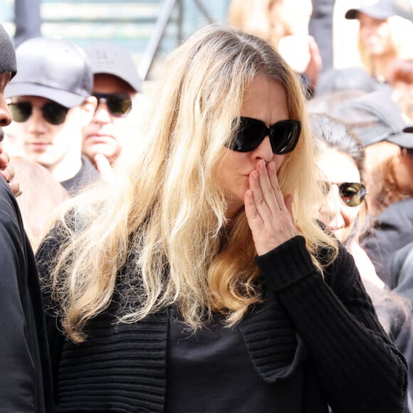 Karen Mulder faisait partie des proches de Jean-Yves Le Fur. Elle a partagé sa vie quelques années
Karen Mulder - Sortie des obsèques de Jean-Yves Le Fur en l'église Saint-Roch à Paris © Jacovides / Moreau / Bestimage 