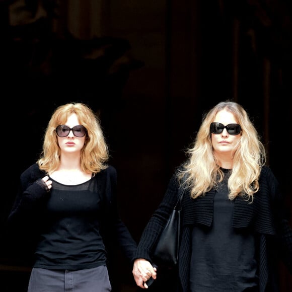 Karen Mulder et sa fille Anna - Sortie des obsèques de Jean-Yves Le Fur en l'église Saint-Roch à Paris, le 6 avril 2024. © Jacovides / Moreau / Bestimage 