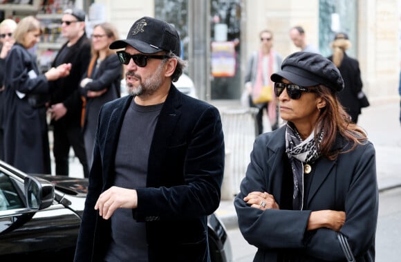 Vincent Perez et sa femme Karine Silla - Sortie des obsèques de Jean-Yves Le Fur en l'église Saint-Roch à Paris, le 6 avril 2024. © Jacovides / Moreau / Bestimage 