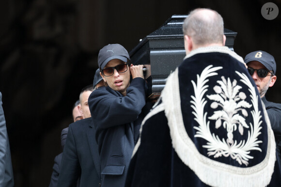 Maïwenn porte le cercueil de Jean-Yves Le Fur - Sortie des obsèques de Jean-Yves Le Fur en l'église Saint-Roch à Paris, le 6 avril 2024. © Jacovides / Moreau / Bestimage 