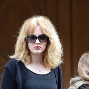 Karen Mulder et sa fille Anna - Sortie des obsèques de Jean-Yves Le Fur en l'église Saint-Roch à Paris, le 6 avril 2024. © Jacovides / Moreau / Bestimage 