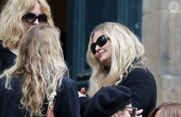 Karen Mulder et sa fille Anna - Sortie des obsèques de Jean-Yves Le Fur en l'église Saint-Roch à Paris, le 6 avril 2024. © Jacovides / Moreau / Bestimage 