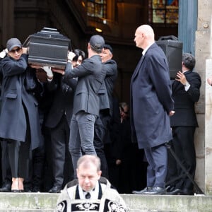 Maïwenn et les proches amis portent le cercueil de Jean-Yves Le Fur - Sortie des obsèques de Jean-Yves Le Fur en l'église Saint-Roch à Paris, le 6 avril 2024. © Jacovides / Moreau / Bestimage 