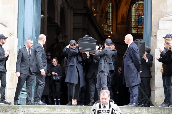 Maïwenn et les proches amis portent le cercueil de Jean-Yves Le Fur - Sortie des obsèques de Jean-Yves Le Fur en l'église Saint-Roch à Paris, le 6 avril 2024. © Jacovides / Moreau / Bestimage 