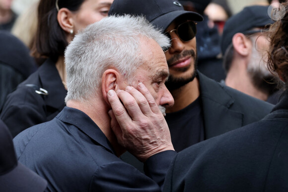 Luc Besson - Sortie des obsèques de Jean-Yves Le Fur en l'église Saint-Roch à Paris, le 6 avril 2024. © Jacovides / Moreau / Bestimage 
