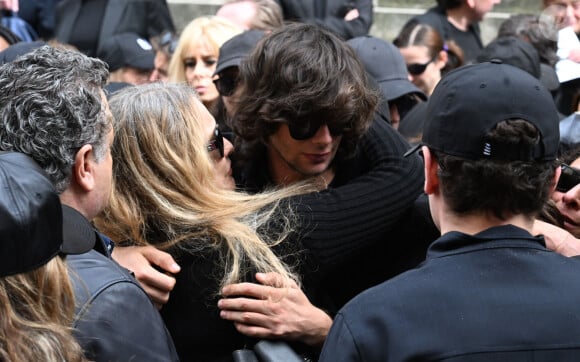 Karen Mulder et Diego Le Fur - Sortie des obsèques de Jean-Yves Le Fur en l'église Saint-Roch à Paris, le 6 avril 2024. 