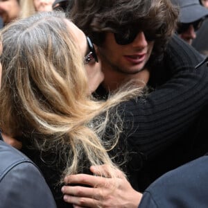 Karen Mulder qui l'a étreint et embrassé tendrement face à ce terrible deuil.
Karen Mulder et Diego Le Fur - Sortie des obsèques de Jean-Yves Le Fur en l'église Saint-Roch à Paris, le 6 avril 2024. 