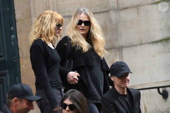 Karen Mulder et sa fille Anna - Sortie des obsèques de Jean-Yves Le Fur en l'église Saint-Roch à Paris, le 6 avril 2024. 