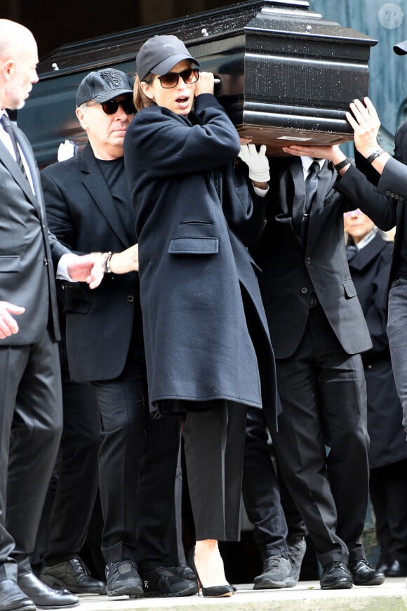Maïwenn porte le cercueil avec des amis très proches - Sortie des obsèques de Jean-Yves Le Fur en l'église Saint-Roch à Paris, le 6 avril 2024. 