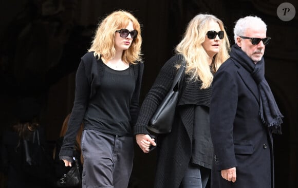 Karen Mulder et sa fille Anna - Sortie des obsèques de Jean-Yves Le Fur en l'église Saint-Roch à Paris, le 6 avril 2024. 