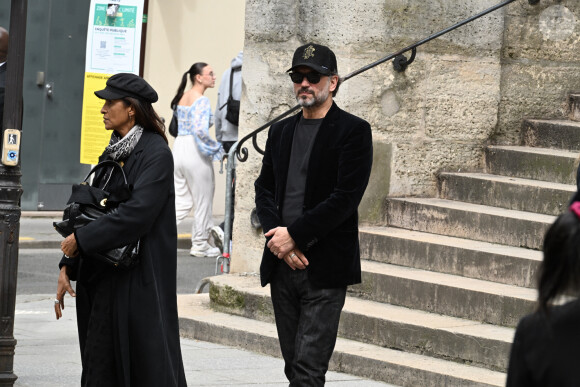 Karine Silla et son mari Vincent Perez - Sortie des obsèques de Jean-Yves Le Fur en l'église Saint-Roch à Paris, le 6 avril 2024. 
