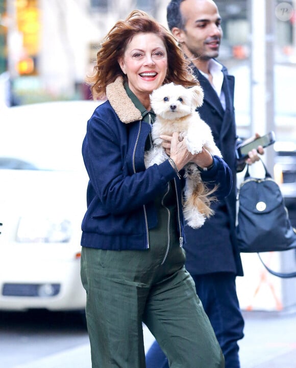 Susan Sarandon est tout sourire avec son chien à New York le 14 février 2017. Photo by Splash News/ABACAPRESS.COM
