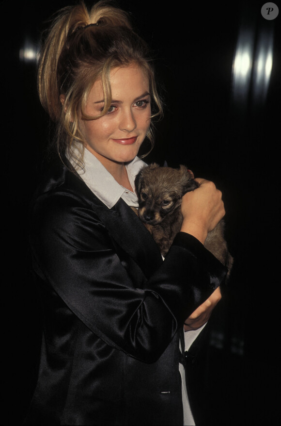 Le 26 septembre 1996 à Los Angeles, l'actrice Alicia Silverstone et son chiot. Photo par Jonathan Alcorn via ZUMA Wire/ABACAPRESS.COM