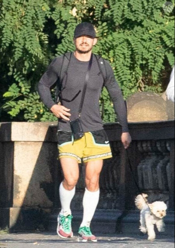 L'acteur britannique Orlando Bloom a fait une course matinale à Prague avec son ami à quatre pattes Buddy. Prague, République tchèque, le 18 août 2021. Photo par Splash News/ABACAPRESS.COM