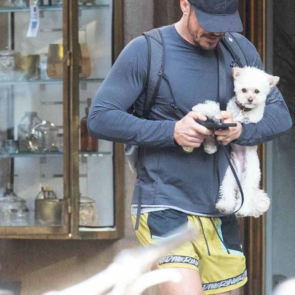 L'acteur britannique Orlando Bloom a fait une course matinale à Prague avec son ami à quatre pattes Buddy. Prague, République tchèque, le 18 août 2021. Photo par Splash News/ABACAPRESS.COM